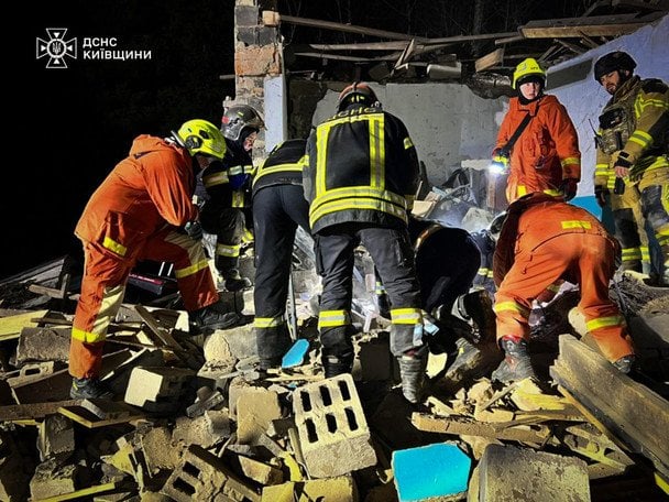 Розбір завалів у Білій Церкві завершено: рятувальників відвели через загрозу повторної атаки