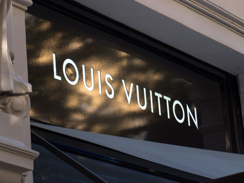 Протаранили вітрину на авто й утекли зі здобиччю. Бутик Louis Vuitton у Римі обікрали на сотні тисяч євро
