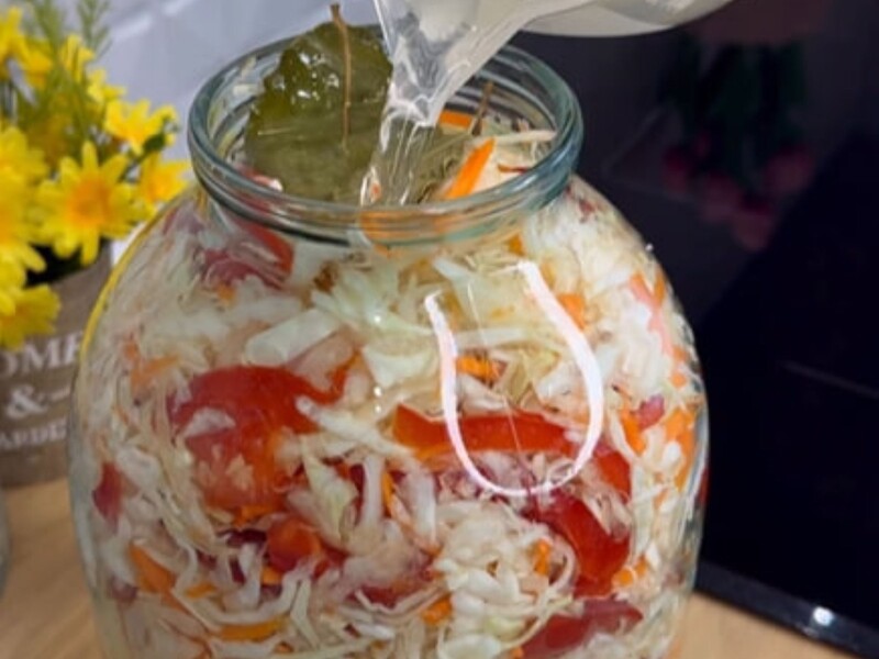 Приготуйте на зиму в банці смачний і дуже соковитий салат із капусти й перцю. Рецепт маринаду Приготуйте на зиму в банці смачний і дуже соковитий салат із капусти й перцю. Рецепт маринаду