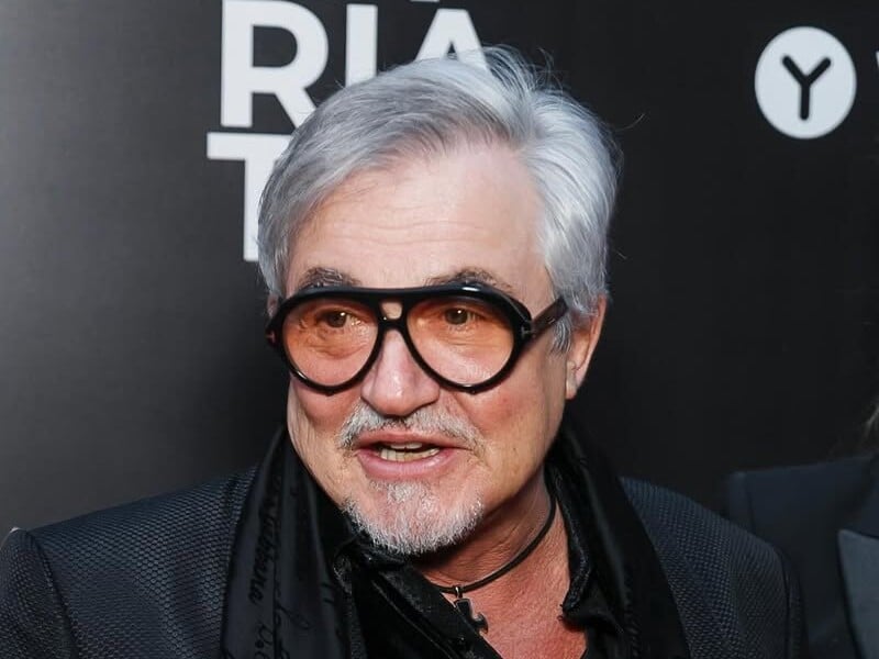 "Інтелектуал" Дібров утік із Росії після того, як вивалив у центрі Москви геніталії. Відео