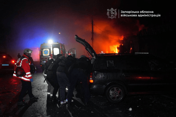 Лікарі боряться за життя жінки, постраждалої внаслідок авіаудару по Запоріжжю: що відомо