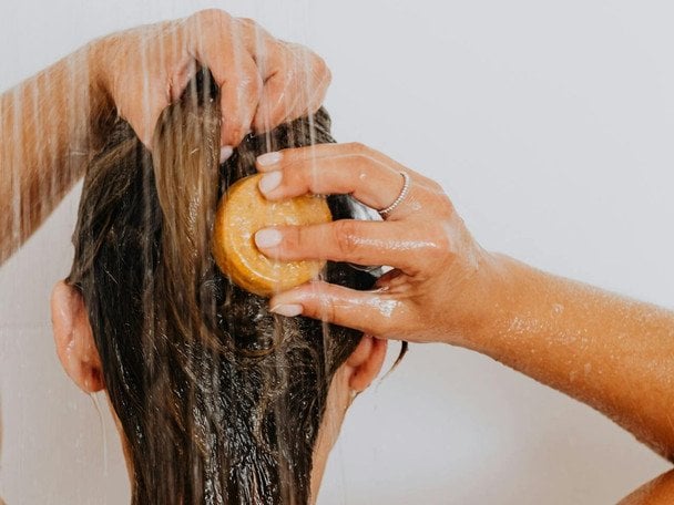 Чим мити голову, щоб волосся залишалося чистим до 7 днів: корисні поради трихологів