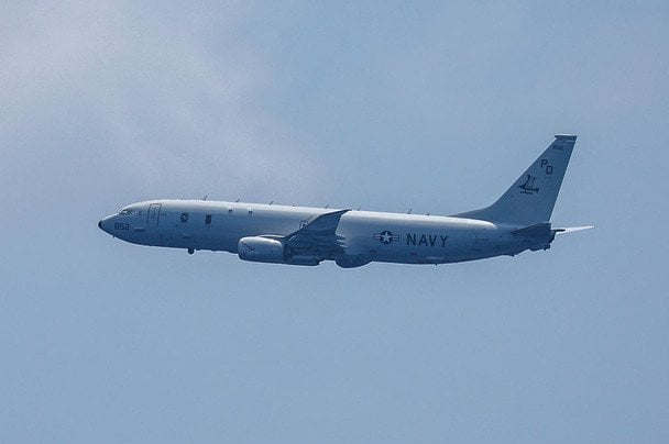 Паніка на борту: пасажир відкрив двері літака під час рулювання