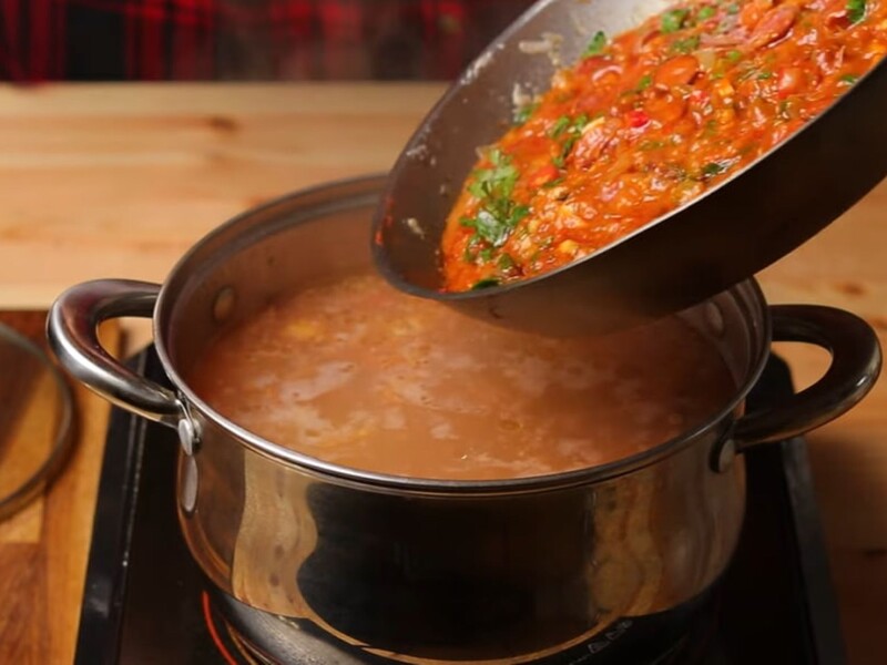 Приготуйте боб левеш – наваристий закарпатський суп із квасолею, копченостями й чіпетками. Рецепт