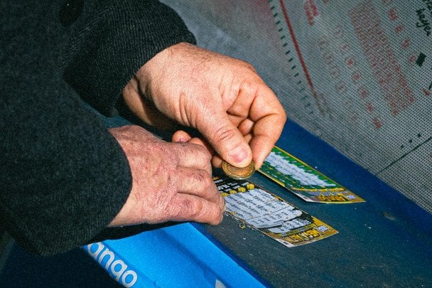 Чоловік виграв у лотерею $3,8 млн та приховав усе від дружини: чим це обернулося