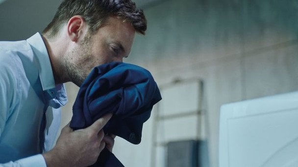 Як позбутися запаху поту на верхньому одязі без прання