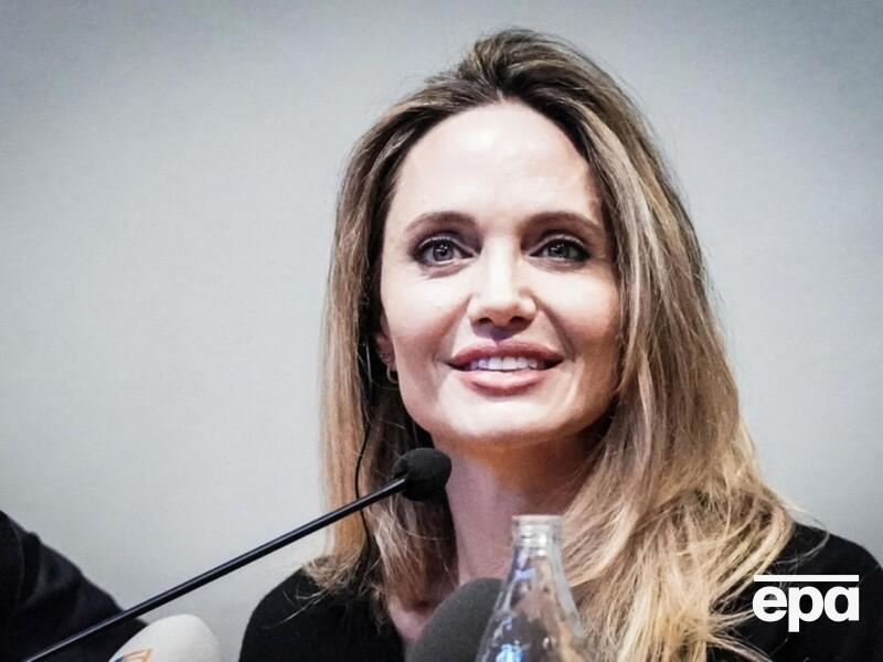 Стало відомо, хто організував таємний приїзд Джолі в Херсон. Зірка дала перший коментар Стало відомо, хто організував таємний приїзд Джолі в Херсон. Зірка дала перший коментар