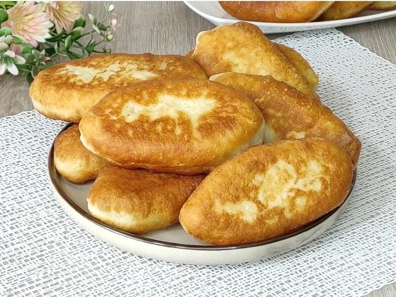 "Пухкі, м’які, неймовірно ніжні". Пиріжки з капустою на сковорідці