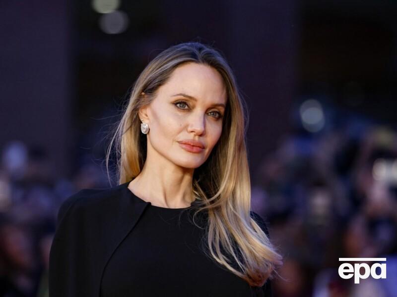 Джолі таємно відвідала Херсон. У мережі з'явилися перші фото зірки в місті, яке обстрілюють окупанти Джолі таємно відвідала Херсон. У мережі з'явилися перші фото зірки в місті, яке обстрілюють окупанти