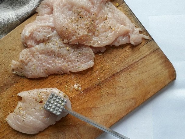 Відкрийте секрет найсоковитіших курячих відбивних: один продукт робить кляр ідеальним