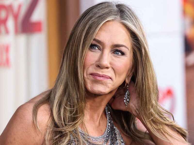 56-річна Еністон оголосила про роман із 50-річним тренером із добробуту. Що в них спільного