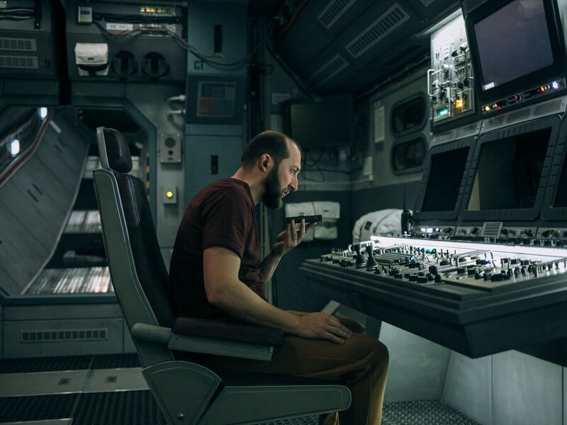 "Корисно тим, по кому щоночі б'ють балістикою". Чому всі у захваті від фільму "Ти – космос"