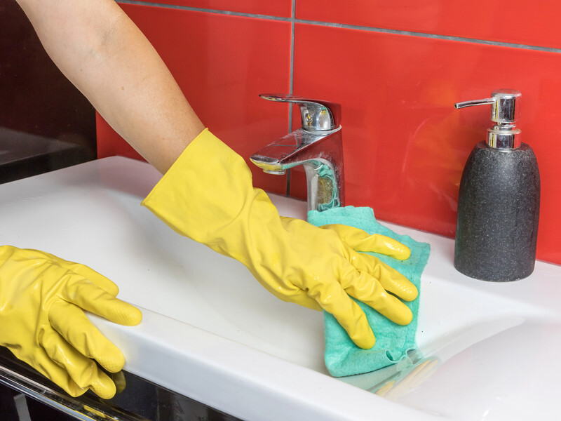 Цей засіб із кухні зробить кран і раковину чистими. Жодної побутової хімії