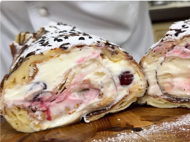 Цей рулет готувати дуже просто й легко, а виходить він неймовірно ніжним із приємною кислинкою. Рецепт