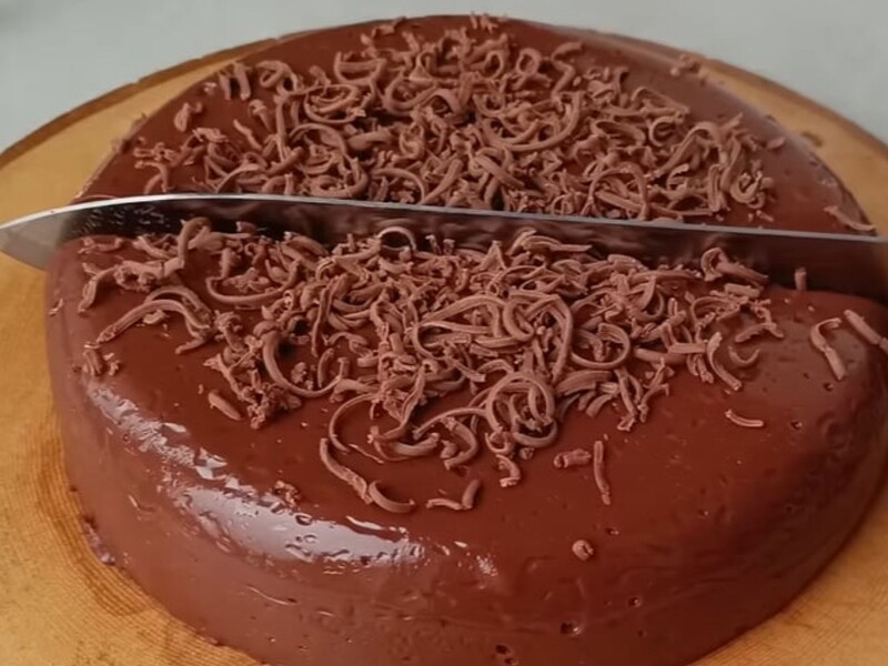 За 15 хвилин без духовки й міксера приготуйте цей божественний десерт. Простий рецепт торта без яєць
