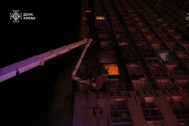 Нічна атака по Києву: є загиблий і постраждалі, врятовано 18 людей (фото, відео)