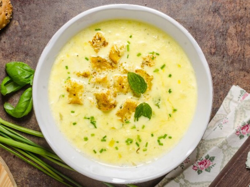 Приготуйте на обід цей неймовірно смачний кремовий суп на курячому бульйоні. Простий рецепт
