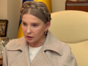 Відмовилася від коси. Юлія Тимошенко повторила зачіску, яку робила 10 років тому. Фото