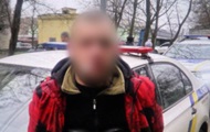 В Києві чоловік пограбував дівчину, погрожуючи іграшковим пістолетом