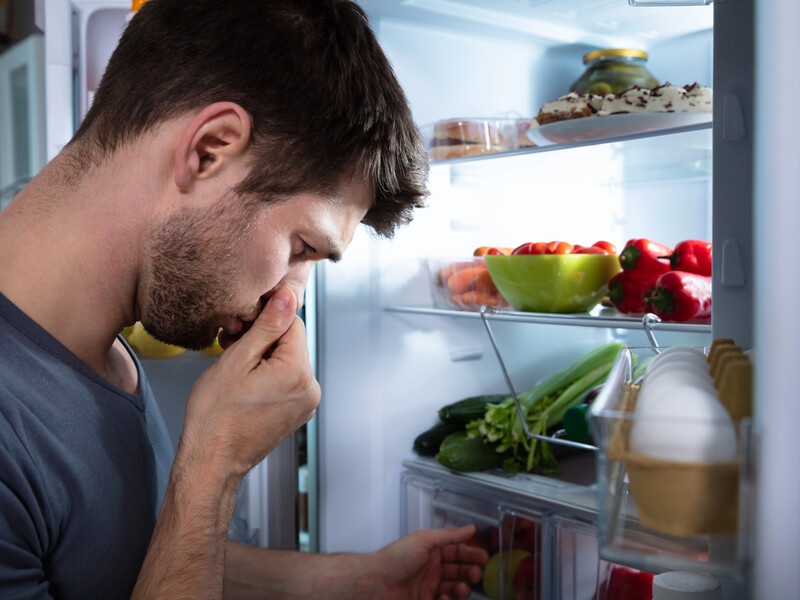 Три продукти, які допоможуть позбутися неприємних запахів у холодильнику