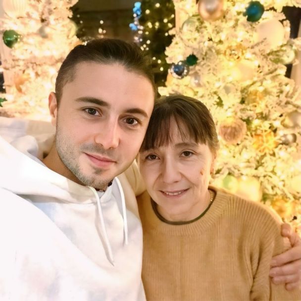 Тарас Тополя вперше за тривалий час показав свою маму-красуню: родина приготувала страви дитинства