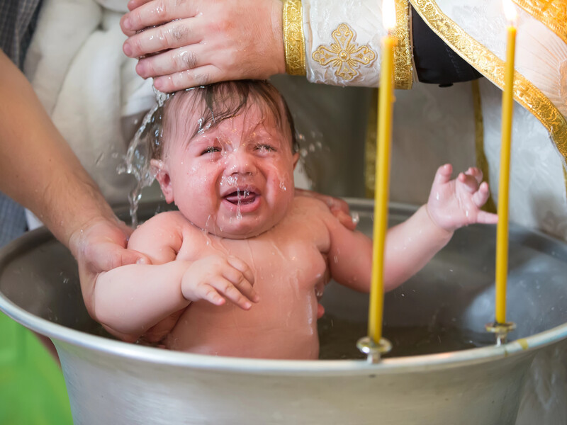 Коли краще хрестити дитину – після народження чи коли підросте й захоче сама. У ПЦУ дали пораду батькам