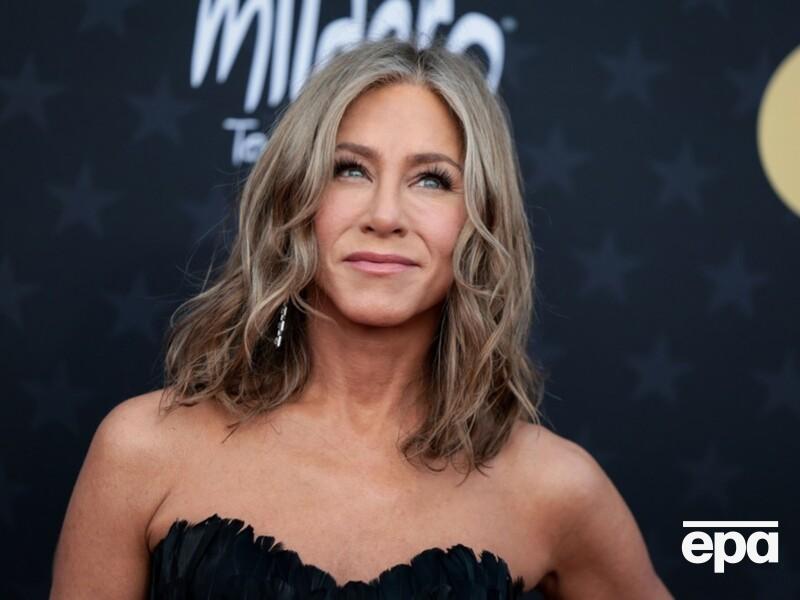 "Кохання їм так личить", "Пара року". Еністон зробила укладку бойфренду, змусивши його почервоніти