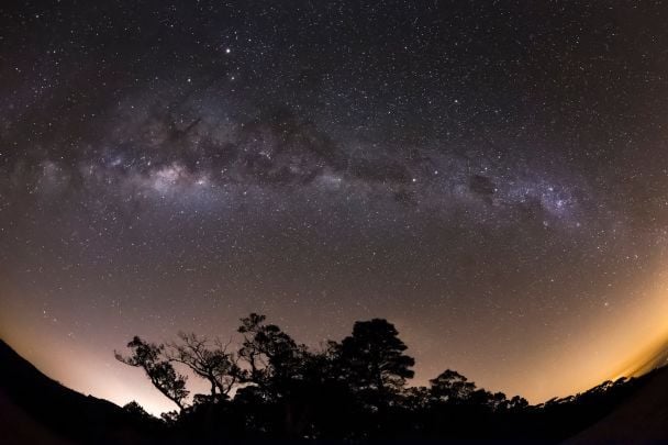 НЛО стежили за ядерними випробуваннями: учені сенсаційно пояснили дивні спалахи на фото зоряного неба