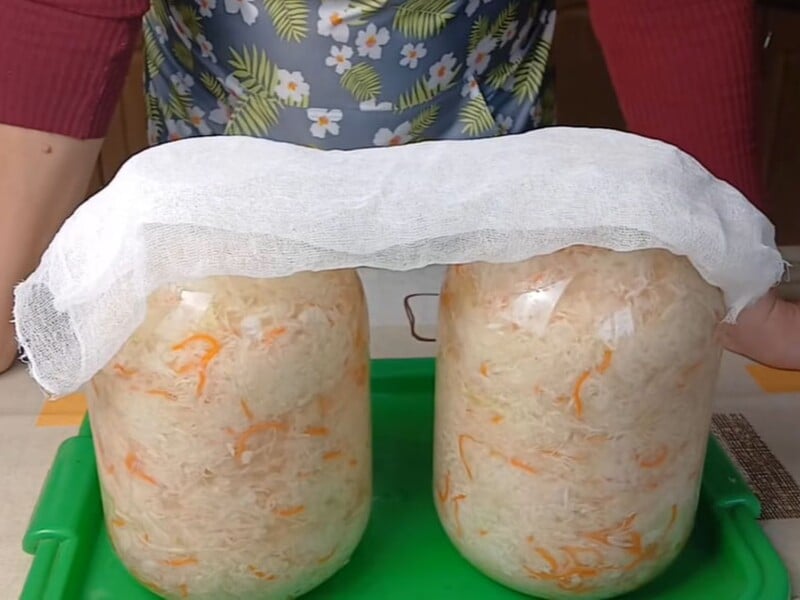 Скільки потрібно солі, щоб квашена капуста вийшла смачна й хрумка. Перевірені поради