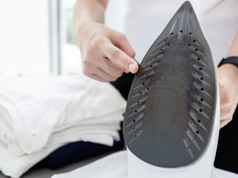 Лише одна таблетка з аптечки – і праска буде як нова. Порада, як відмити забруднення з підошви електроприладу