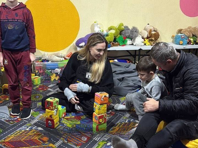 "Було важко, але натхненно". Джолі, яка таємно приїхала в Україну, показала у соцмережах Херсон і Миколаїв