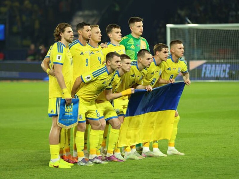 Легендарну кричалку "Путін – х...йло" виконали в Парижі. Як вона звучить із французьким акцентом. Відео