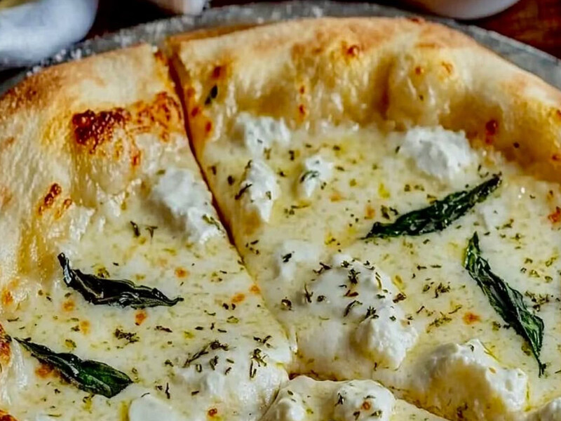 Три сири та жодного соусу – ідеальна біла піца для смачного вечора вдома Три сири та жодного соусу – ідеальна біла піца для смачного вечора вдома