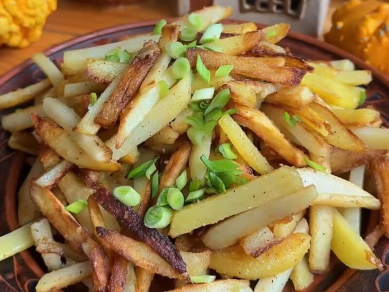 Посипте сковороду борошном – і смажена картопля вийде неймовірно хрумкою. Секрет – у пропорціях