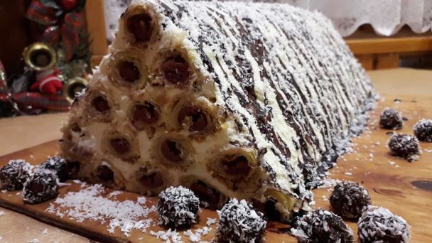 Десерт дитинства: пляцок з вишнями і сметаною "Смерекова хата" повертається у моду - рецепт