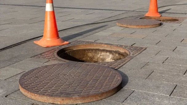 Навчання у Калуші: начальник інспекції провалився у відкритий люк