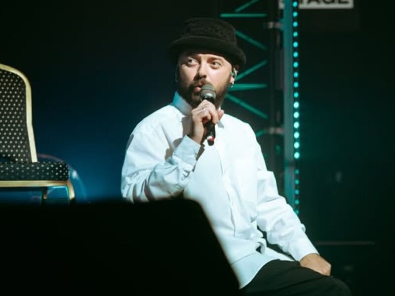 Виконавець хіта "Танцюй зі мною повільно" бореться за життя. Співак – у комі в реанімації