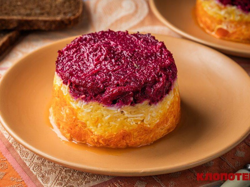 Дуже смачний і яскравий салат із буряку. Точно сподобається всім