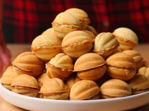 Приготуйте ніжні й смачні горіхи з начинкою з карамелі. Секрети й перевірені пропорції