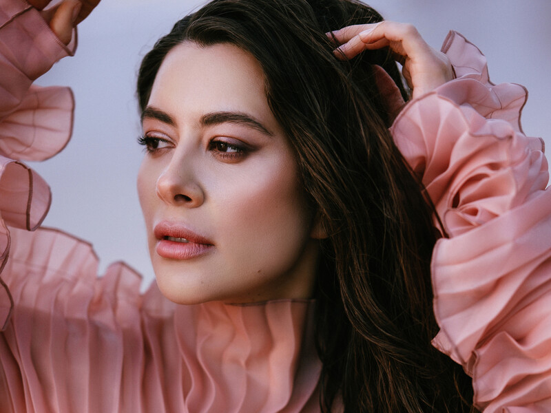 "З дитинства я звикла бути їжаком, що обороняється". Есхакзай знялася в Португалії для українського глянцю