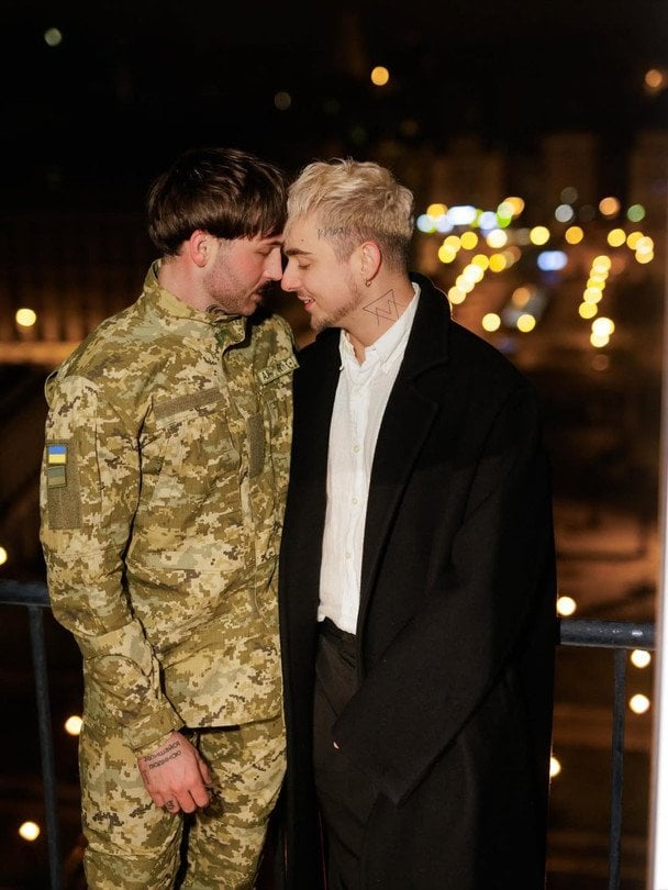 Melovin заручився з військовим: зірка розкрив правду про стосунки і похизувався коштовною каблучкою