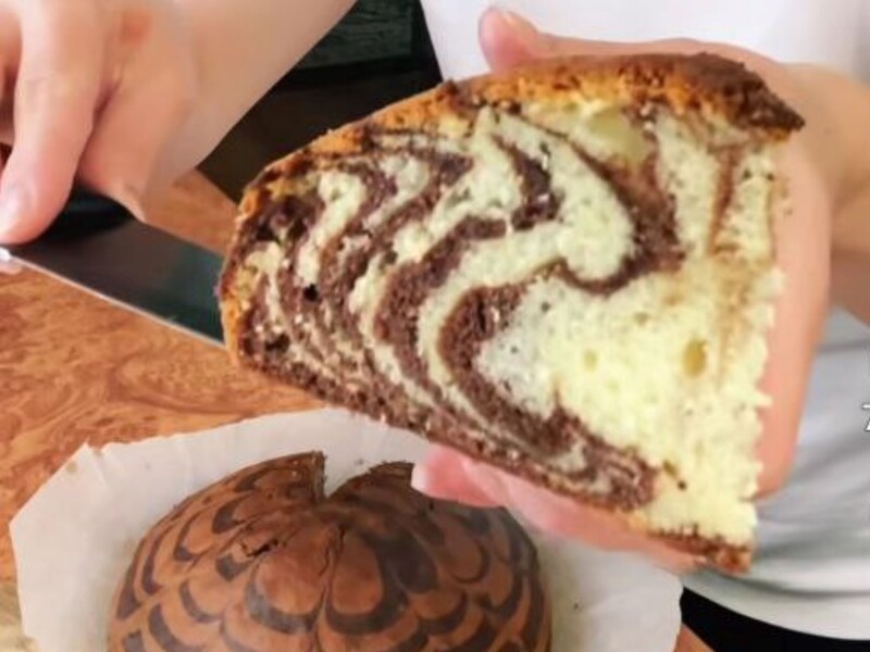 Смачний, пишний і простий пиріг "Зебра" точно вийде за цим рецептом! Додайте це до тіста