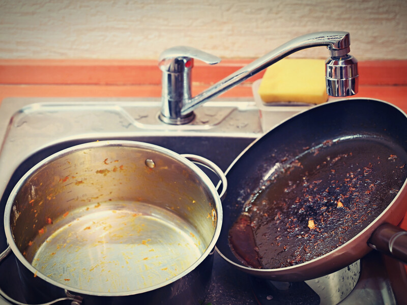 Найпростіше й найшвидше відмити сковорідку чи каструлю допоможе цей продукт, який є в кожного