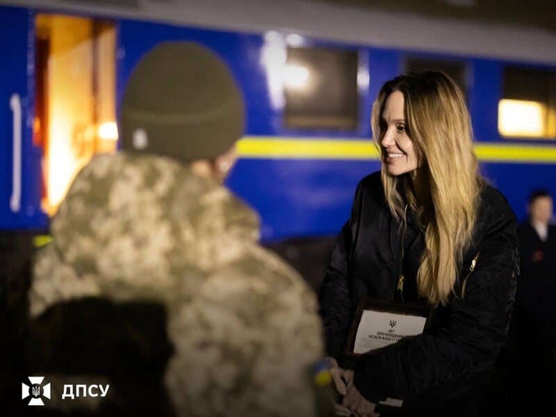 Джолі, яка таємно приїхала в Україну, відвідала Вінницю. Фото