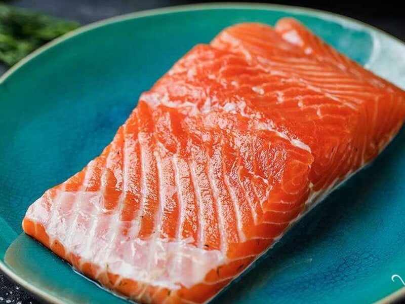 Змішайте це із сіллю – уже за чотири години можна їсти. Секрет, як смачно засолити червону рибу