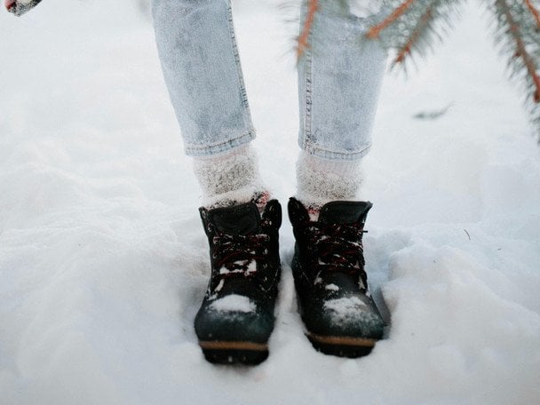 Ноги не змерзнуть навіть за -20°C: простий лайфгак для тепла у зимовому взутті — покладіть це під устілку Ноги не змерзнуть навіть за -20°C: простий лайфгак для тепла у зимовому взутті — покладіть це під устілку