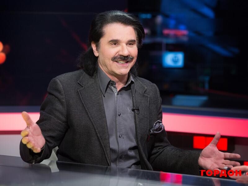 Зібров натякнув, що його вуса – несправжні. Кому він їх зібрався дарувати? Зібров натякнув, що його вуса – несправжні. Кому він їх зібрався дарувати?