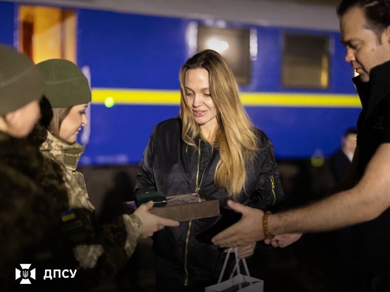 Українські прикордонники розповіли, що подарували Джолі Українські прикордонники розповіли, що подарували Джолі