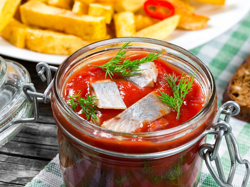 "Ви точно не захочете брати магазинні аналоги". Рецепт томатного маринаду для оселедця