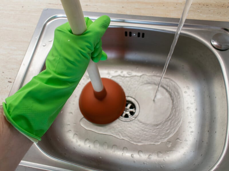 Вилийте це ввечері в раковину – і вранці від неприємного запаху не залишиться й сліду. Лайфхак без хімії